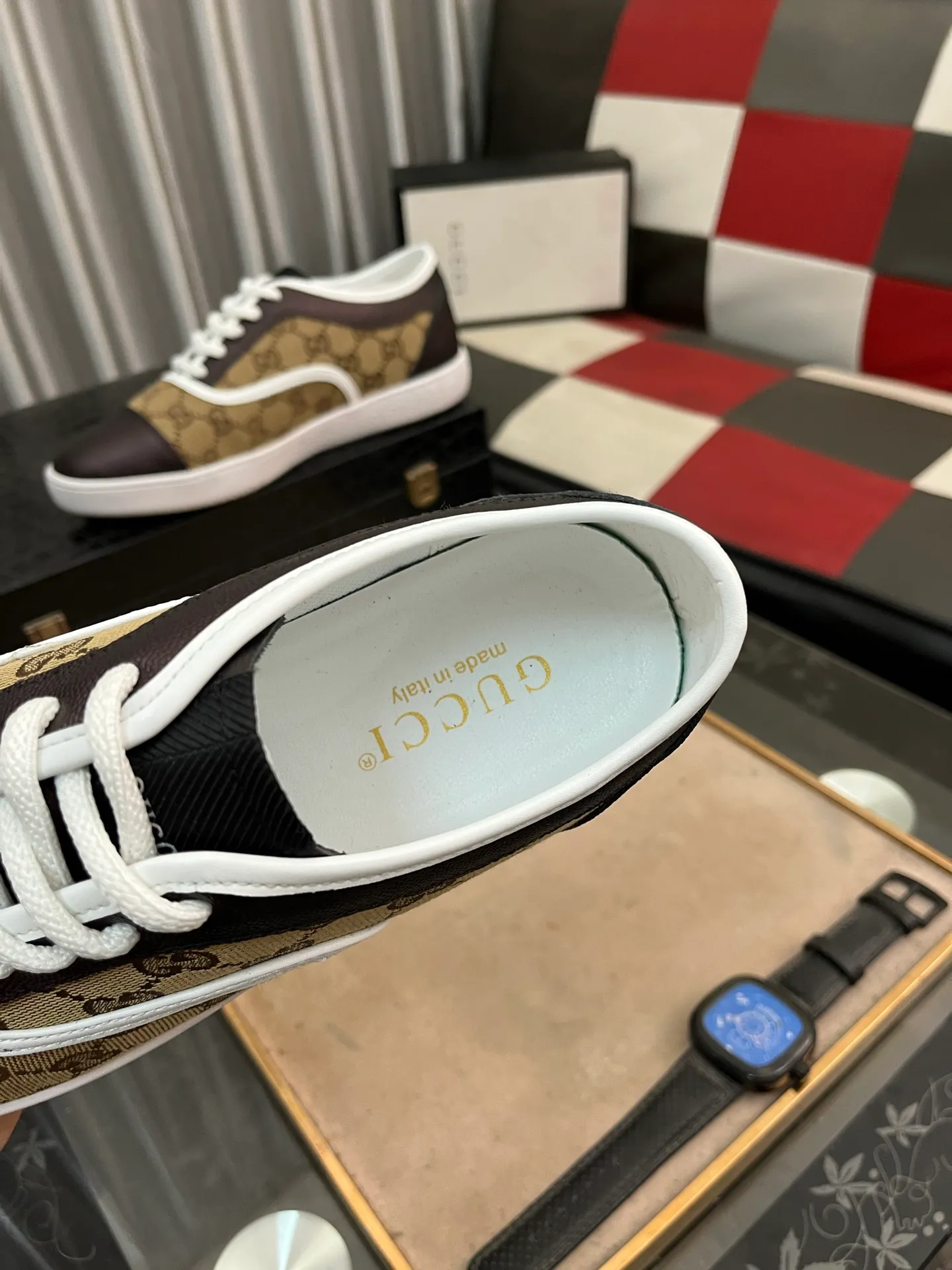 Men's shoes💰400⌚️⌚️[GUCCI] Gucci men's casual shoes are absolutely popular🔥The ultimate matching item for trendy men! The charm of super texture is unstoppable. This is the main recommendation. The upper is made of high-quality cowhide, with pig lining feet and wear-resistant rubber sole. It is noble and elegant! Extremely comfortable🎁🎁You can be as handsome as you want💪 Available in sizes 38-44 and 4️⃣colors available